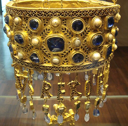 Corona votiva visigoda del Tesoro de Guarrazar (Museo Arqueológico Nacional)