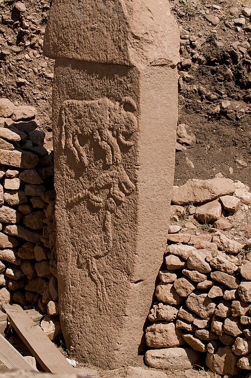 Pilar de Göbekli Tepe con relieves de un toro, un zorro y una grulla