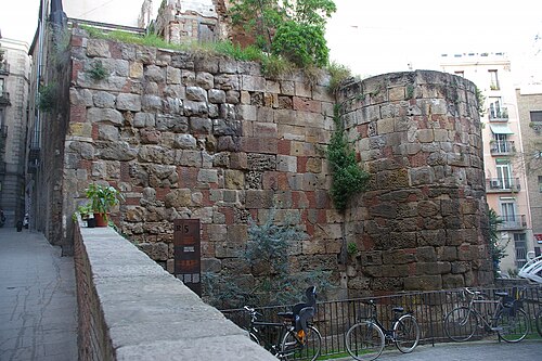 Restos de la muralla romana de Barcino, junto a la Catedral de Barcelona