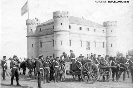 Pieza de artillería frente al castillo de Montjuïc
