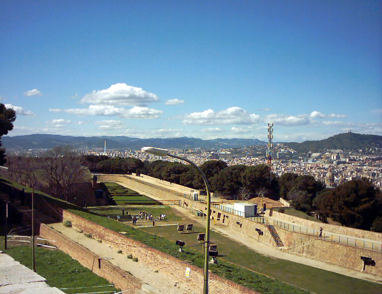Vista desde las murallas del castillo hacia la ciudad de Barcelona