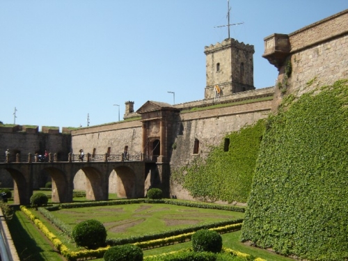 Vista del patio interior y la torre del castillo de Montjuïc
