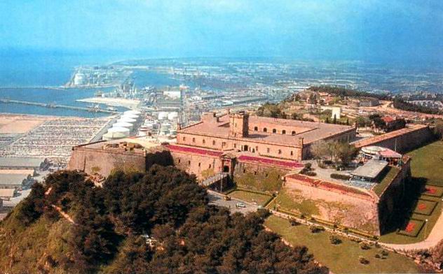 Vista aérea del castillo de Montjuïc y el puerto de Barcelona