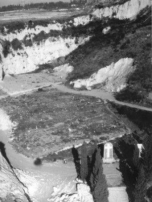 Vista aérea de la fosa común de la Guerra Civil en Montjuïc, 1970